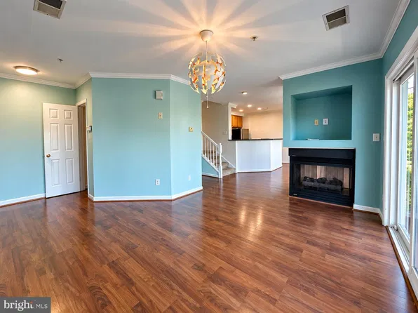 2497 Angeline Dr APT 301, Herndon, VA 20171