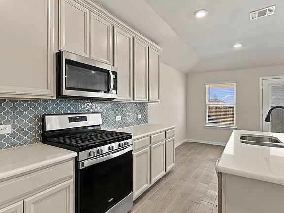 4th image of 5117 Del Monte Dr
