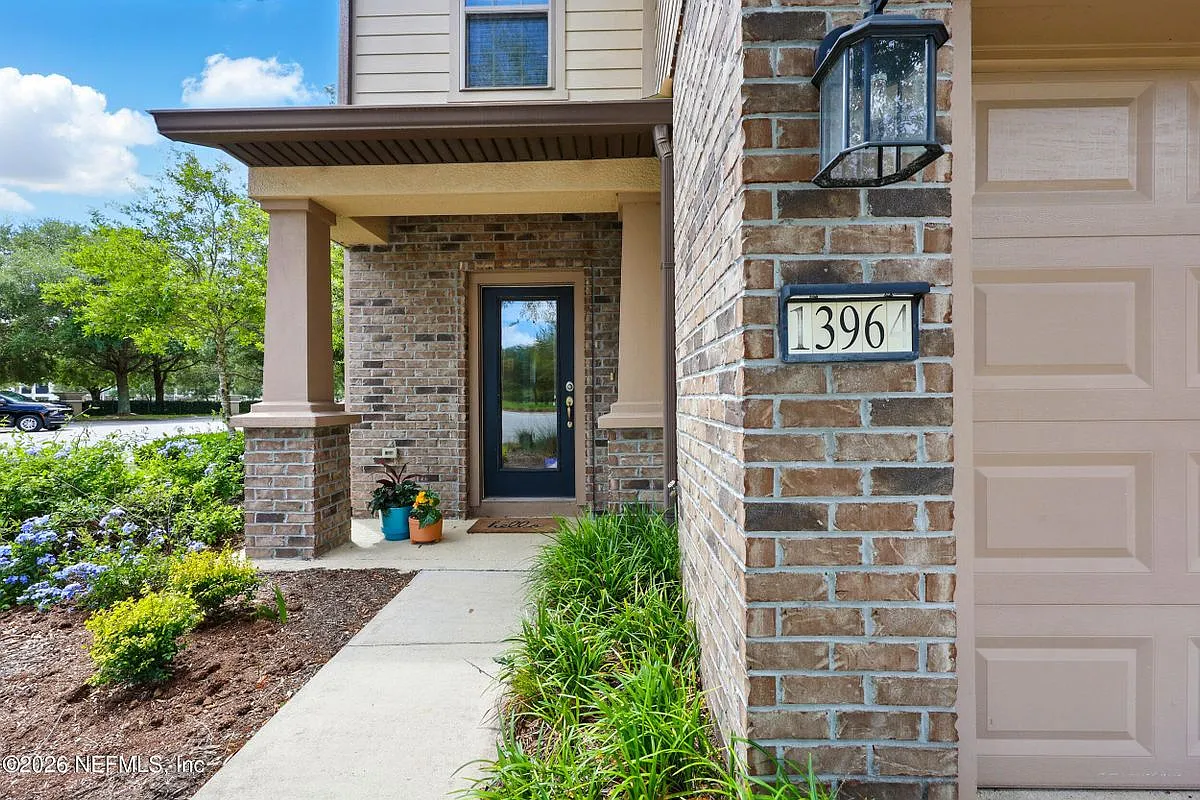 3 bed, 3.0 bath, 1528 sqft, $2,300 — Photo 3