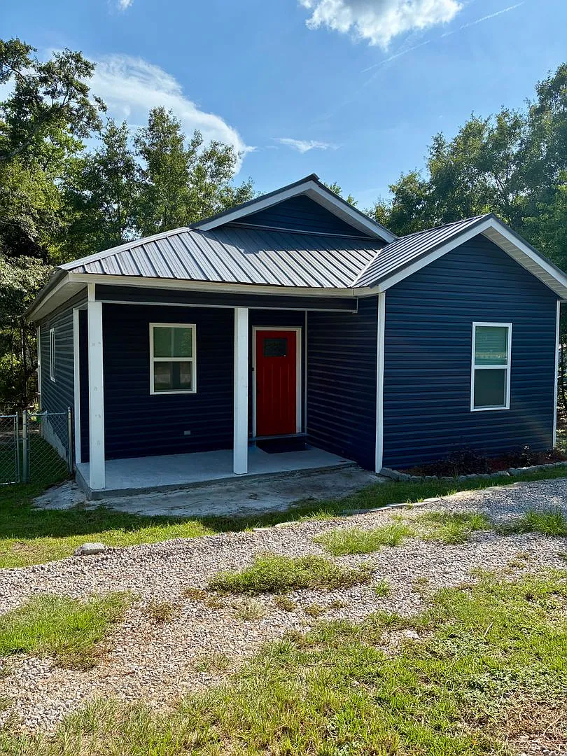 Beautiful 3BR/2BA Custom-Built Home with Fenced Yard & Large Deck — Photo 1
