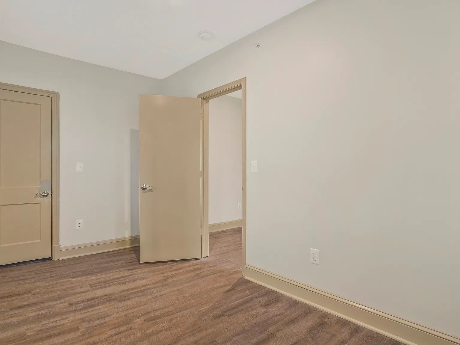 3 bed, 750 sqft, $2,500 — Photo 4