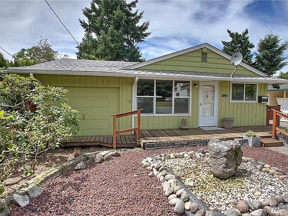 The fountain out front of this quaint home is a lovely feature. This well-established neighborhood is just blocks away from the wonderful amenities of downtown Kent--the King County Library, Kent's Town Square Plaza and its splash-park, Kent Station and countless retail, dining and business opportunities. Great commuter location too with easy access to the Sounder Train, mass transit, freeways, airport and hospital.