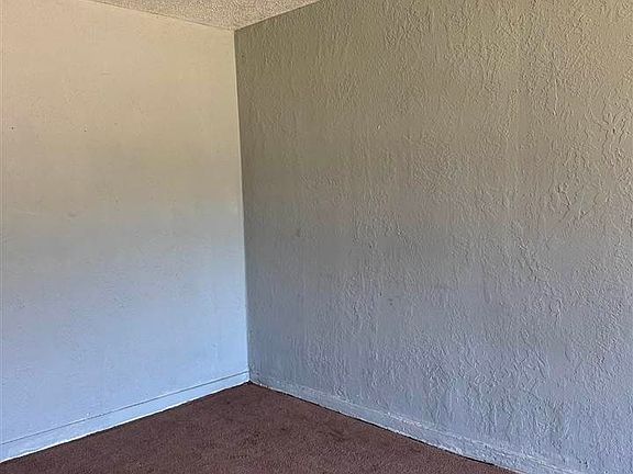 4th image of 718 SW Ranch Oak Blvd