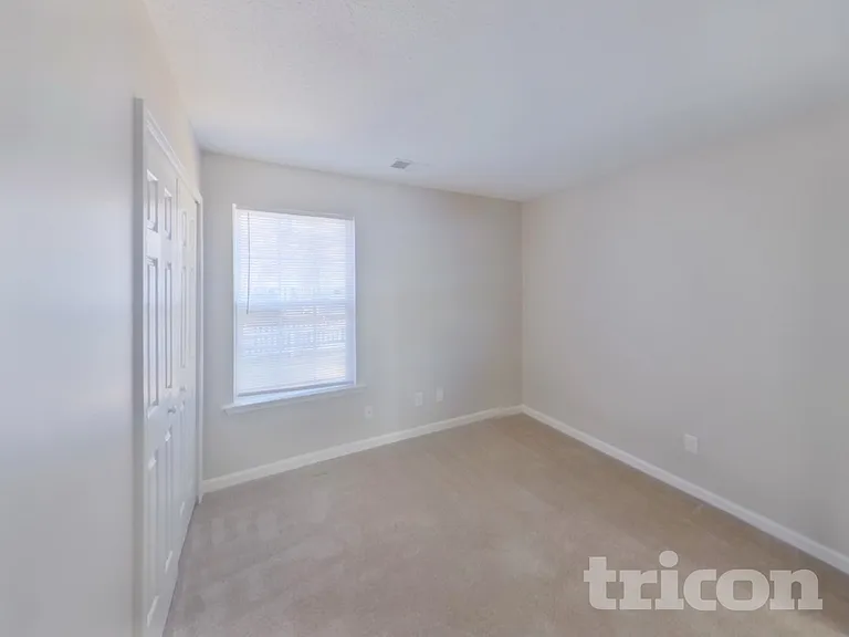 562 Chisolm Way — Photo 12