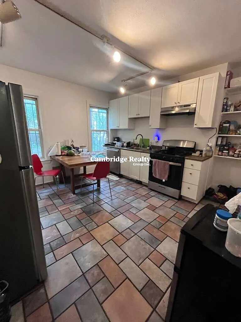 6 bed, 2.0 bath, $8,399 — Photo 2