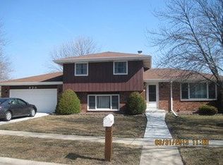 820 Hiawatha Ct, Elgin, IL 60120