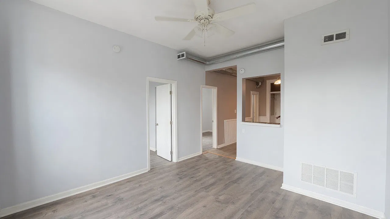 Sun-Drenched 2BR in West Town — Photo 4