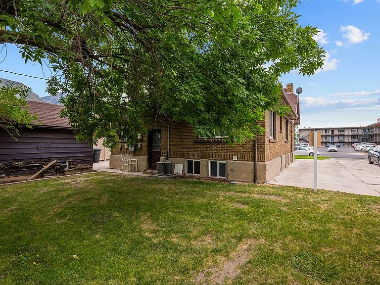 137 E 600 N — Photo 21
