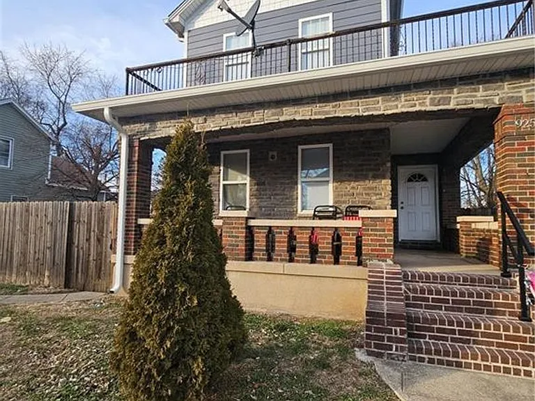 925 Xenia Ave — Photo 3