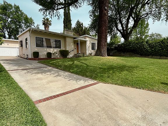 Front of house/view of driveway