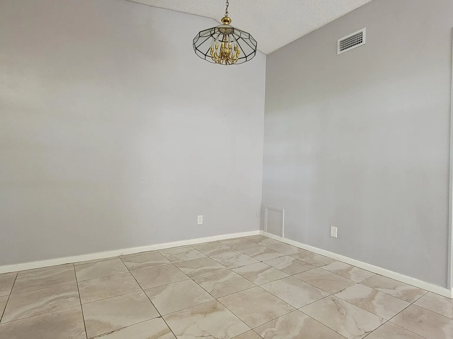 3 bed, 1255 sqft, $1,900 — Photo 4