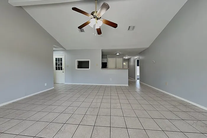 3 bed, 2.0 bath, 1639 sqft, $1,695 — Photo 4