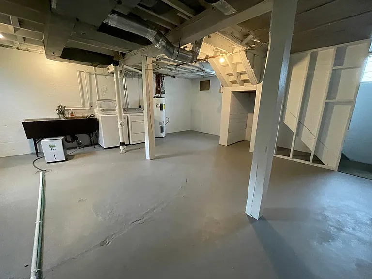 Fuull basement with storage space