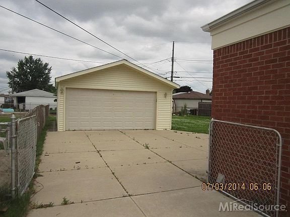 2nd image of 30152 Dolphin St