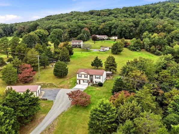 8 Scenic View Ln, Paw Paw, WV 25434