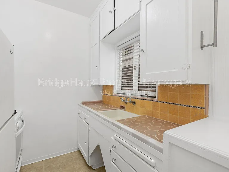 2664 6th Ave — Photo 15