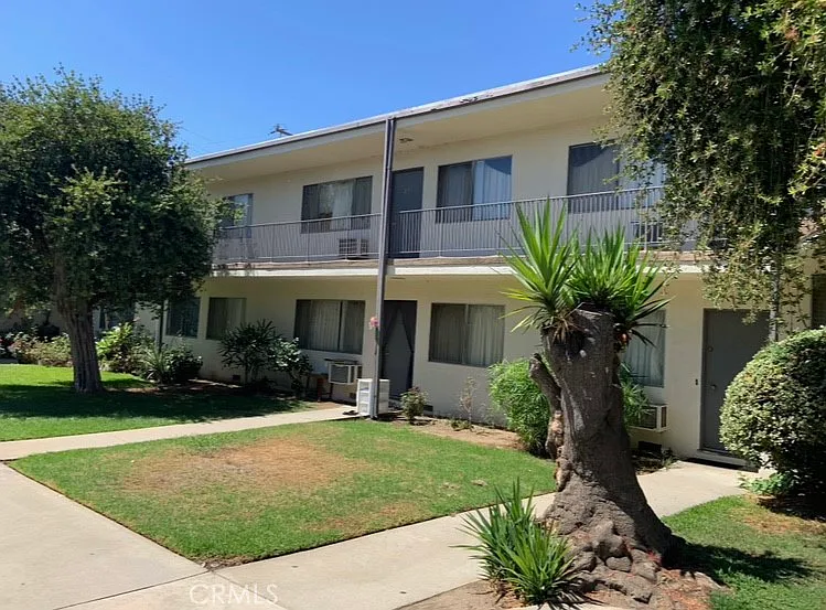 2 bed, 900 sqft, $2,400 — Photo 3