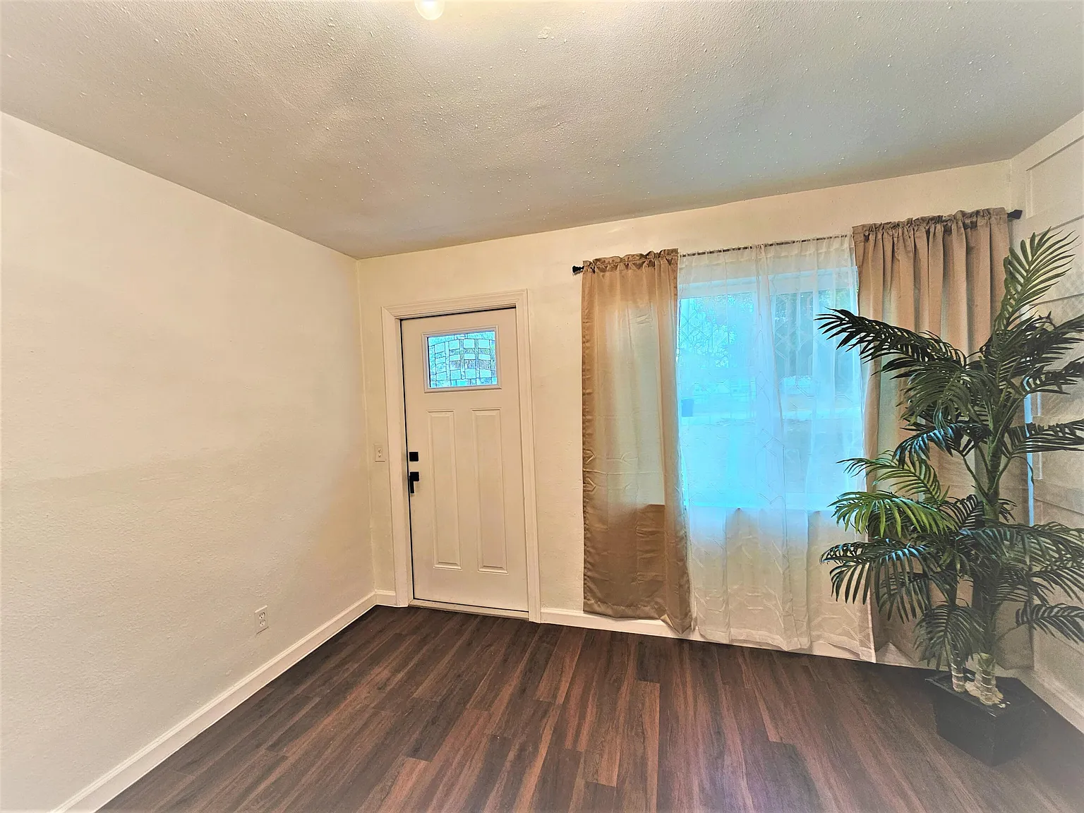 3 bed, 2.0 bath, 924 sqft, $2,000 — Photo 2