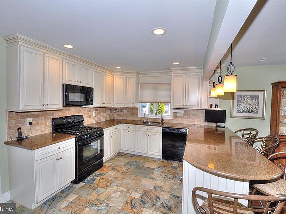 4th image of 19 Centerboard Dr