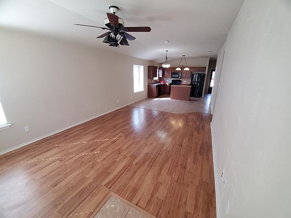3rd image of 393 Bloomsbury Dr