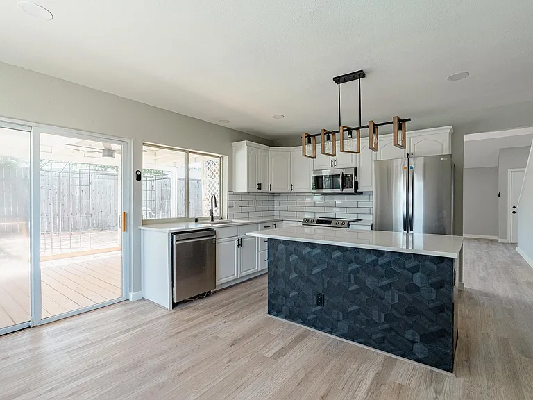 2027 Lucerne Cir — Photo 8