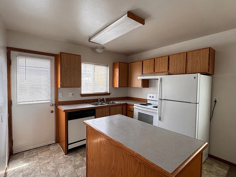 409 S 50th Ave — Photo 10