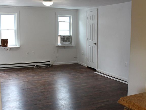 2nd image of 3046 Main St APT 1R