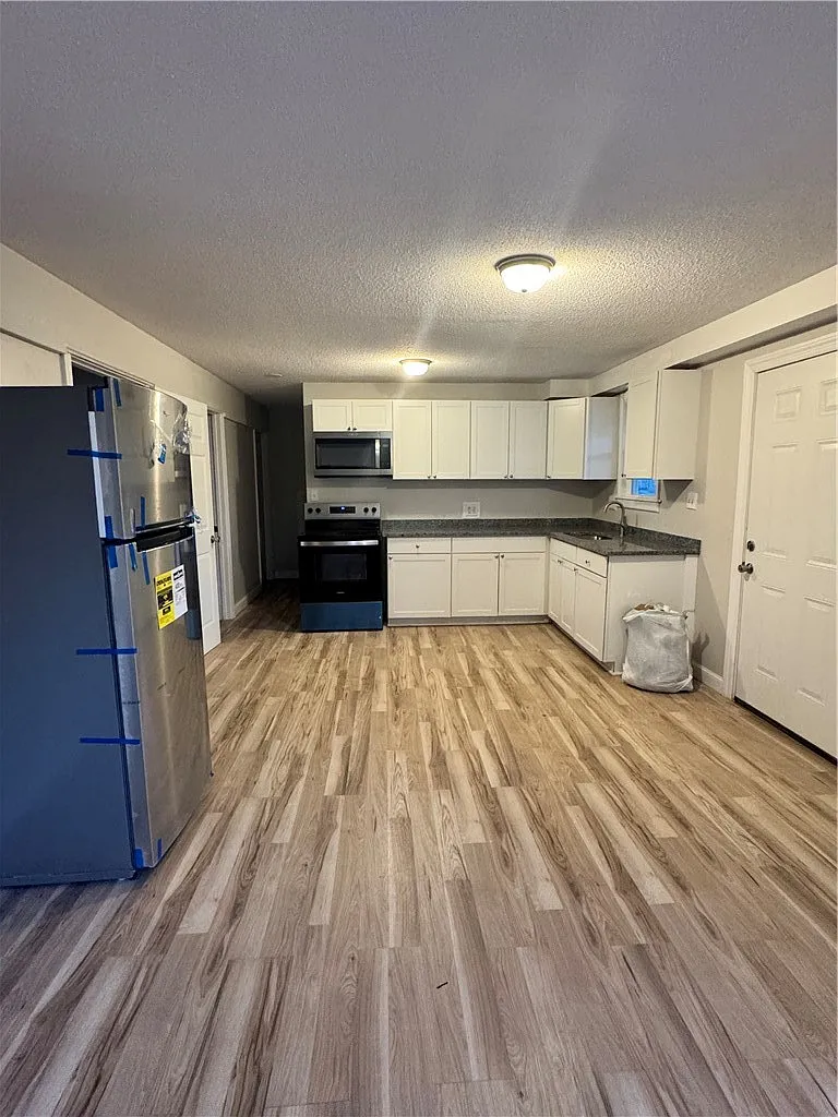 2 bed, 1.0 bath, 900 sqft, $2,000 — Photo 2
