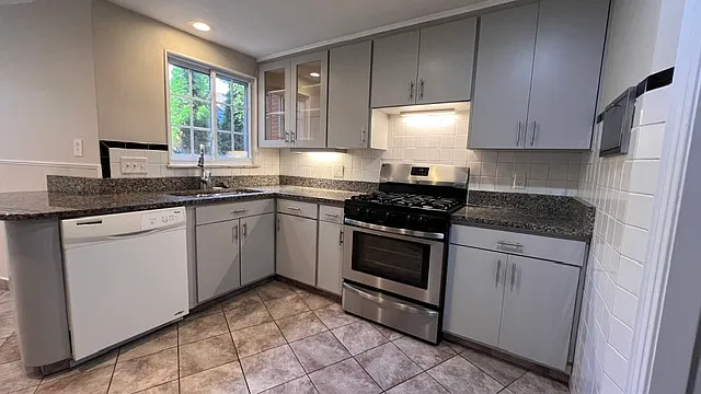 3 bed, 2.5 bath, 2033 sqft, $2,500 — Photo 4