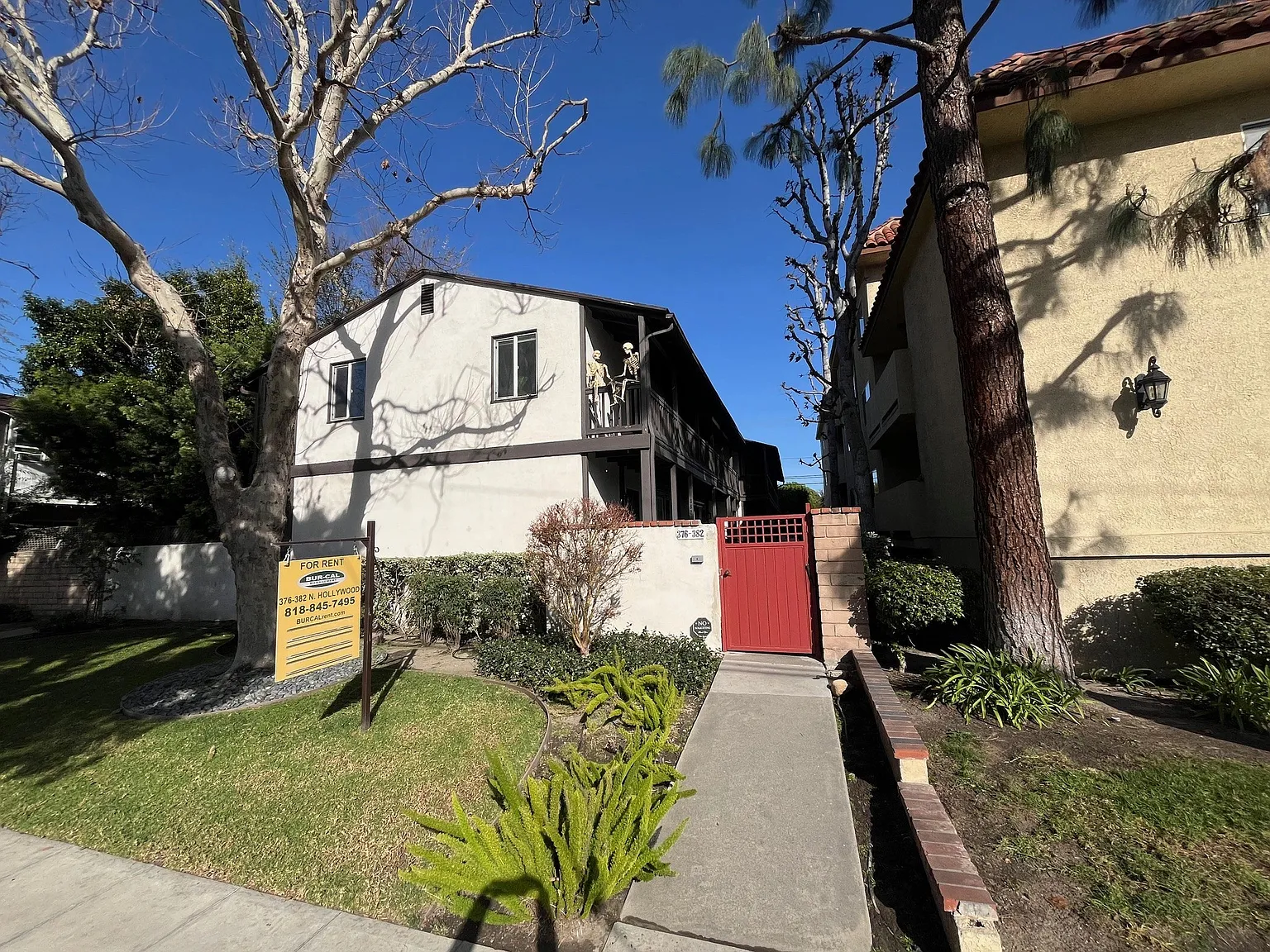 376-382 N Hollywood Way — Photo 2