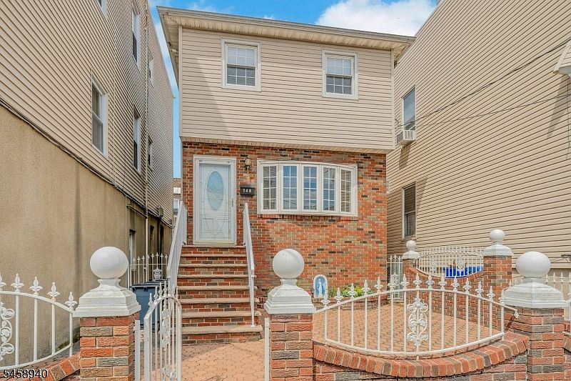 1st image of 149 Chestnut St