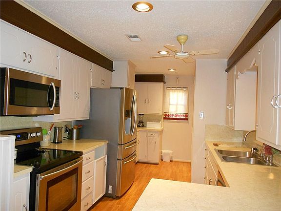 3rd image of 825 Marsalis Dr