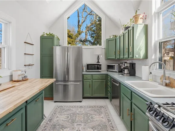 11 Heights Ave, Warwick, RI 02889