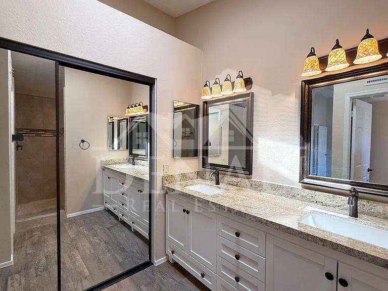 1211 E Drake Dr — Photo 17