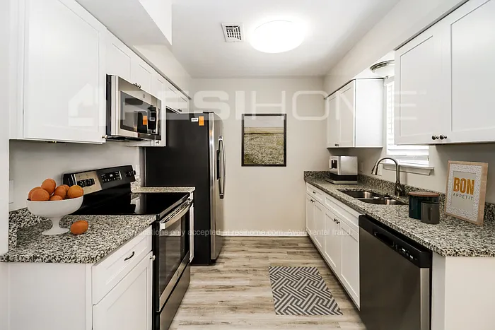 1001 John Reagan St — Photo 3