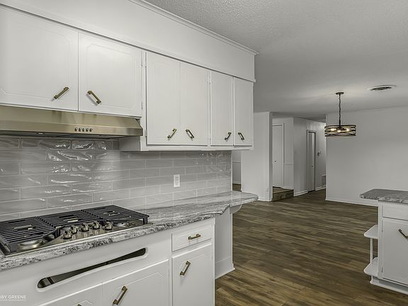 3rd image of 2425 Belmont Blvd