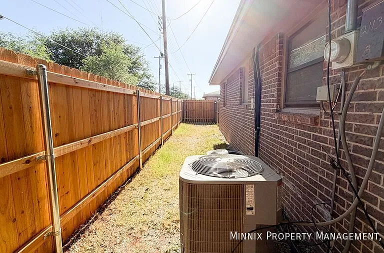 2113 S Loop 289 #B — Photo 15