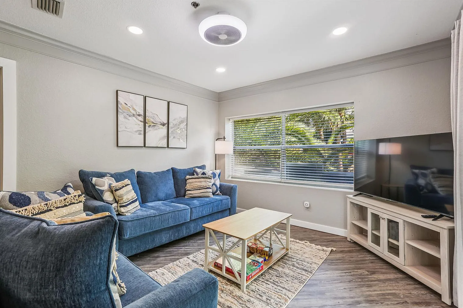 2 bed, 2.0 bath, 904 sqft, $2,736 — Photo 1