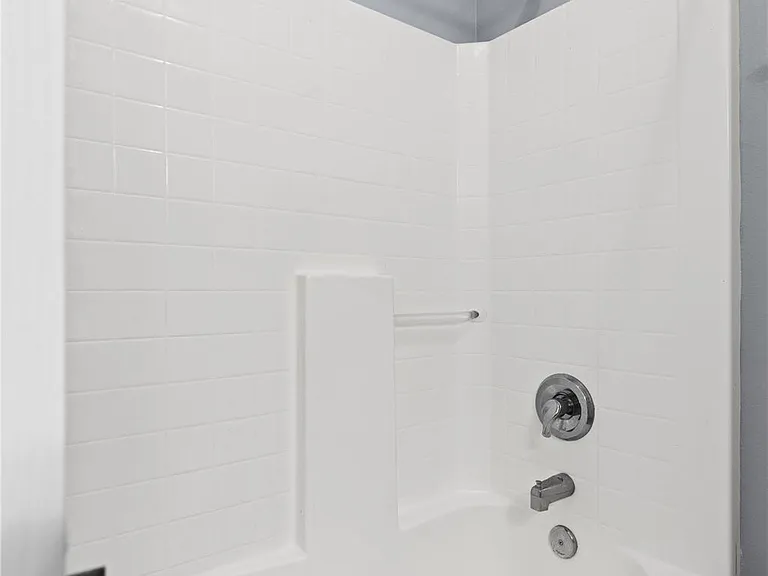 140 Meadowview Dr — Photo 17