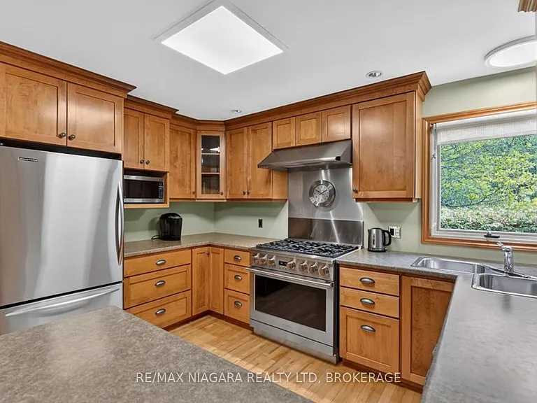 12 Sheppard Cres — Photo 8