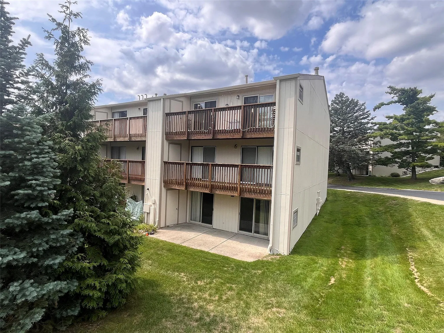 1 bed, 1.5 bath, 978 sqft, $1,600 — Photo 2