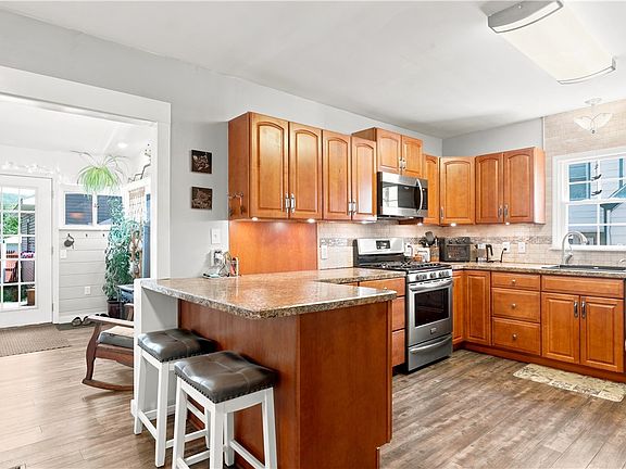 4th image of 228 Princeton Ave