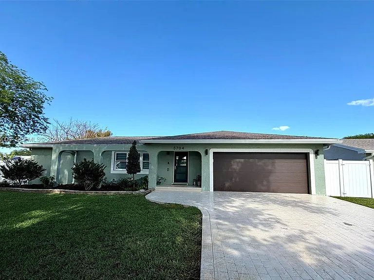 5704 SW 116th Ave — Photo 3