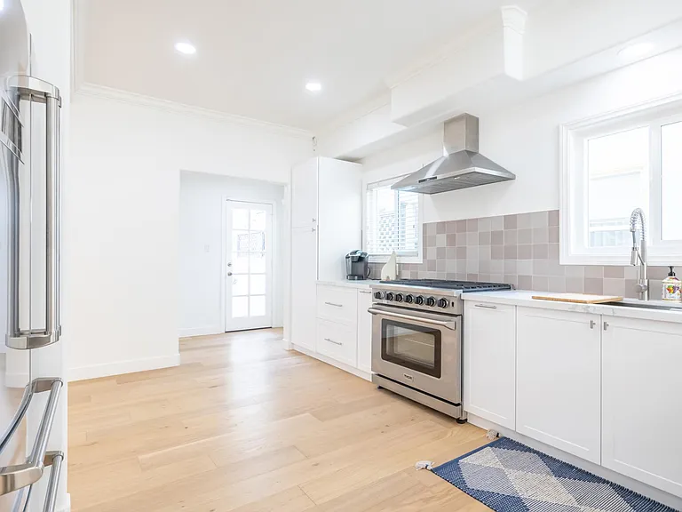 147 N Loreta Walk — Photo 7