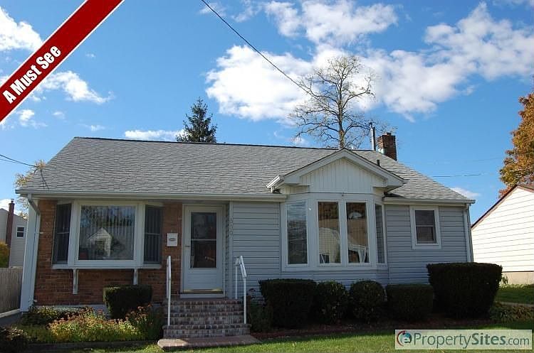 1st image of 530 Secatogue Ave