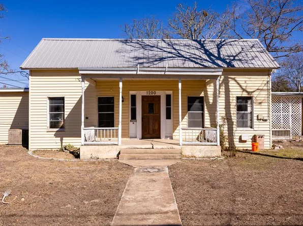 1200A N North St, Kerrville, TX 78028