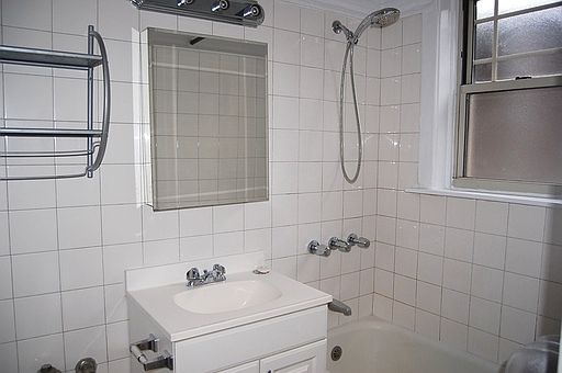 5th image of 1735 W Thorndale Ave APT 3A