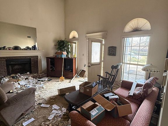 2nd image of 323 Northampton Cir