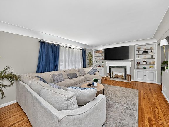 5th image of 3270 Renfro Ave