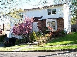 11 Carriage Rd, Great Neck, NY 11024